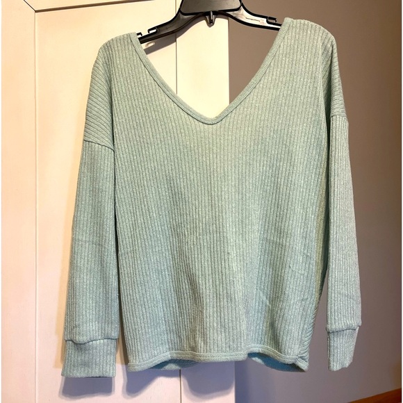 Style rack sweater with twist back size medium very flattering - Picture 2 of 5